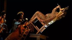 先用膏状的修容盘打造完