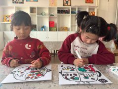 孩子们先用铅笔轻轻勾勒