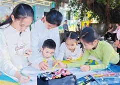 在美术老师的指导下