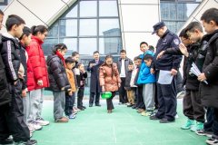 民警逐一介绍每种物品的