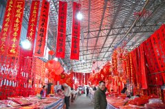 喜欢手写春联的村民越来