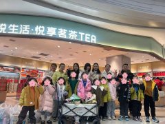 大家互相展示着自己的“