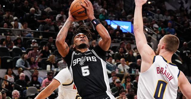 卡斯尔空砍三双错失绝平三分 马刺惜败掘金终结