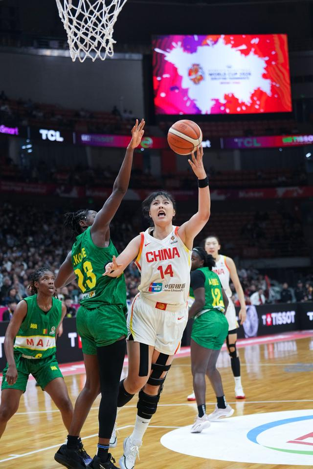 李月汝直言打得别扭 中国女篮战术分歧浮出水面