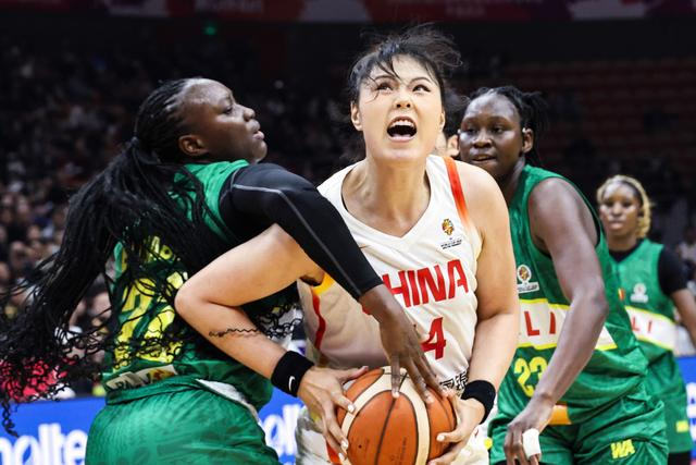 李月汝直言打得别扭 中国女篮战术分歧浮出水面