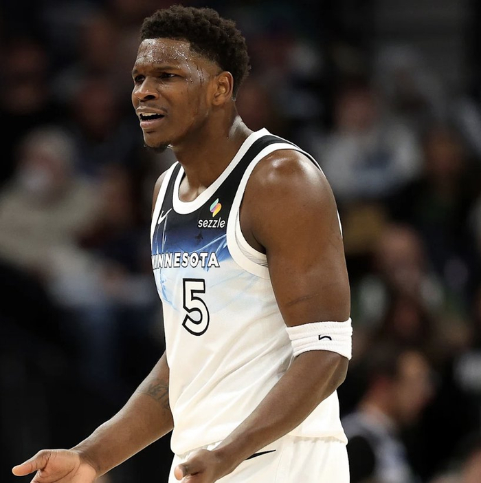 爱德华兹伤退赛季报销 评奖资格或成泡影