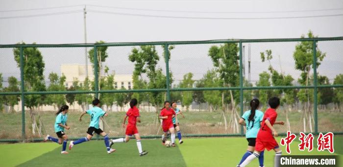 艾森丁·艾江在冰天雪地里点燃冬日新疆校园足球