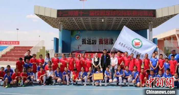 艾森丁·艾江在冰天雪地里点燃冬日新疆校园足球