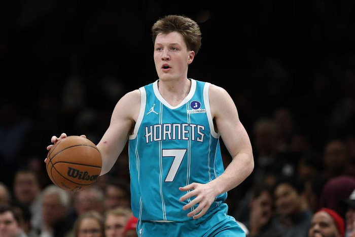 以下是NBA常规赛收官阶段关键比赛的深度分析与