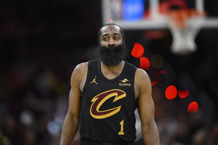 以下是NBA常规赛收官阶段关键比赛的深度分析与