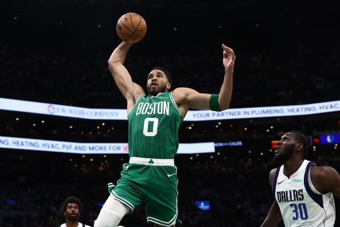以下是NBA常规赛收官阶段关键比赛的深度分析与