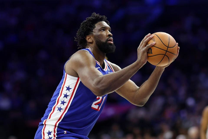以下是NBA常规赛收官阶段关键比赛的深度分析与
