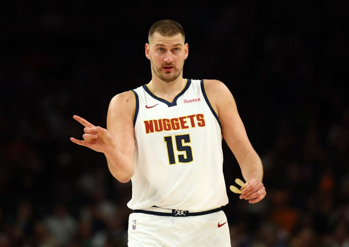 以下是NBA常规赛收官阶段关键比赛的深度分析与