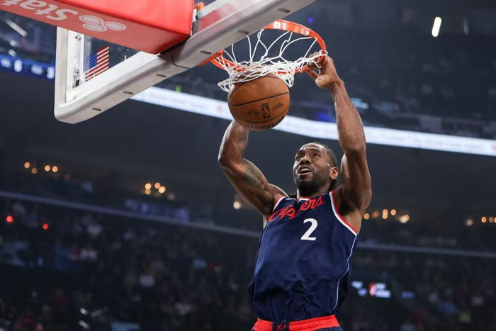 以下是NBA常规赛收官阶段关键比赛的深度分析与