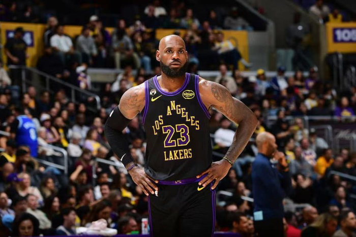 以下是NBA常规赛收官阶段关键比赛的深度分析与